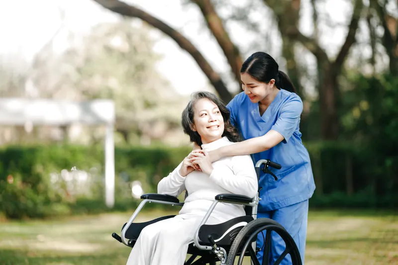 Thuê người chăm người già: bộ câu hỏi phỏng vấn theo 5 nhóm kinh nghiệm, sinh hoạt, an toàn, xử lý tình huống, phối hợp gia đình.