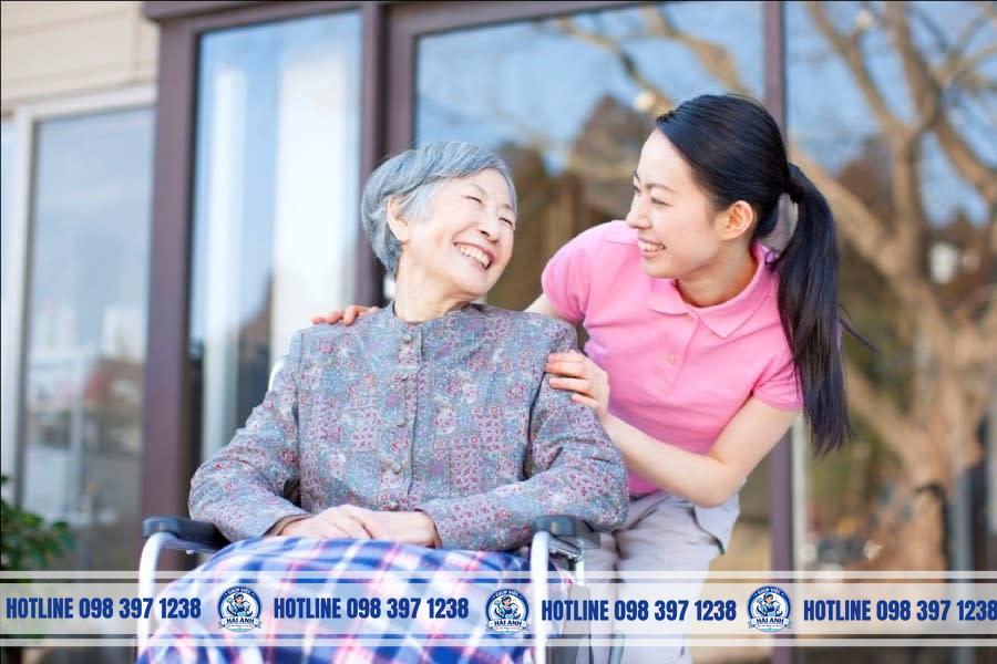  Thuê người chăm người già: bộ câu hỏi phỏng vấn theo 5 nhóm kinh nghiệm, sinh hoạt, an toàn, xử lý tình huống, phối hợp gia đình.